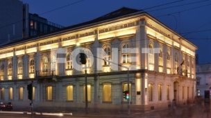 Direktor Biblioteke koji bije